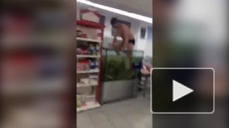 В Мелитополе парень поплавал вместе с живыми карпами в магазине