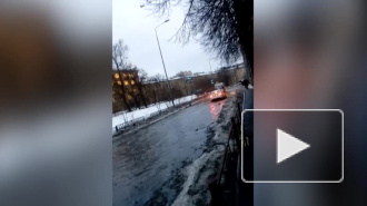 На набережной реки Смоленки разлилась мелководная река