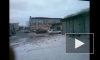 Появилось видео, как шквальный ветер срывает крыши в Новосибирске