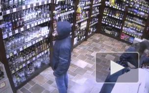 Видео: в Кирове пьяный мужчина украл из магазина алкоголь и продукты