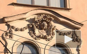 Рабочие сбили женский горельеф с доходного дома на Большой Пушкарской