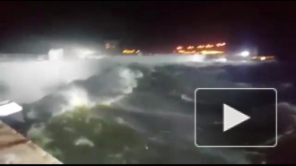 Петербуржец снял на видео дамбу, которая оказалась под ударом стихии