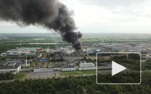 Очевидцы засняли на видео столб дыма от пожара в Металлострое