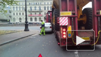 Видео: Грузовик придавил легковушку на пересечении Крюкова канала и Мойки