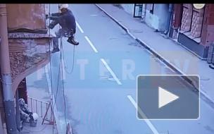 С эркера дома на Малом проспекте П.С. обвалилась штукатурка