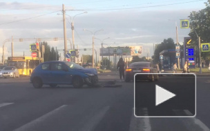 На Руставелли столкнулись две иномарки: одна из машин лишилась "носа"