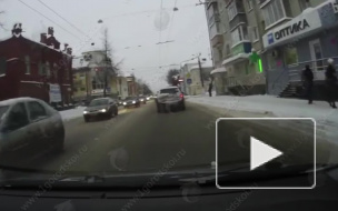 Киров: Появилось видео падения мужчины с крыши многоэтажки во время чистки снега