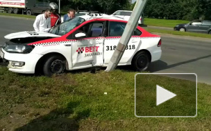 Такси снесло два столба на Блюхера: есть пострадавшие