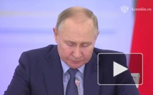 Путин призвал поднять зарплату учителям в регионах