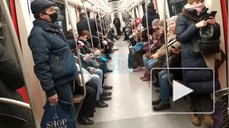 В утренний час пик метро Петербурга наполнилось людьми