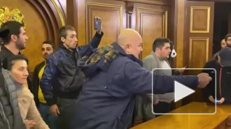 Появилось видео разгрома протестующими здания правительства Армении