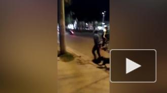 Толпа напала на полицейского в Колумбии