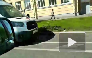 На Левашовском проспекте сбили девушку-курьера на велосипеде