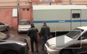 На Курляндской трое бандитов напали на бизнесмена и отобрали сумку с деньгами