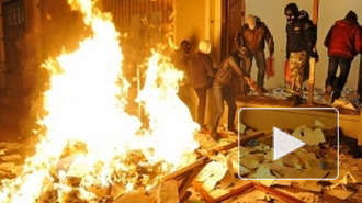 События на Украине сегодня: неизвестные подожгли здание Компартии в Киеве