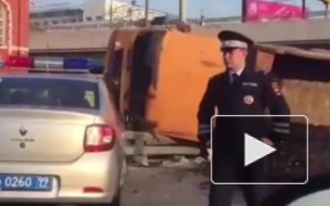 Видео из Москвы: В центре перевернулся грузовик с землей