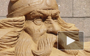 У Петропавловской крепости кое-что наваяли из песка