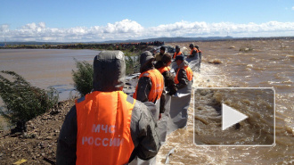 Комсомольск-на-Амуре спасали от наводнения, держа дамбу телами