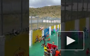 Видео: Заключенные эквадорской тюрьмы превратили двор в бассейн и устроили вечеринку 