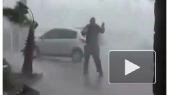 Видео: урагану «Сэнди» бросает вызов отчаянный житель Нью-Йорка