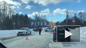 Видео: в районе Токсово разбитая иномарка перекрыла дорогу 