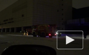 На парковке ТРК "Лето" собрались несколько пожарных машин и скорая