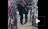 Видео: двое мужчин пытались украсть продукты на 4500 рублей в центре Петербурга
