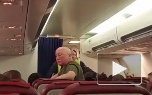 Видео из самолета: Пассажиры рейса Новосибирск - Паттайя устроили бунт перед взлетом