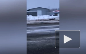 Видео: в Тосно перевернулся грузовик после столкновения с пикапом