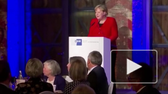 Ангела Меркель упала со сцены в Берлине