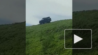 Видео от очевидца: Во Владивостоке джип сорвался с горы, люди вылетели из машины