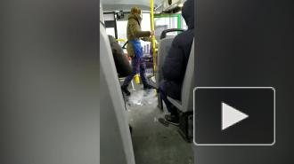 В Красноярске кондуктор пинками выгнала пассажирку из автобуса