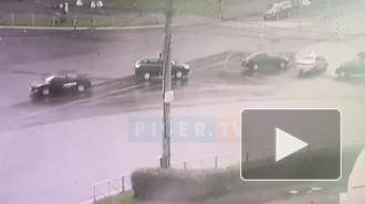 В Выборгском районе красная иномарка протаранила машину полиции