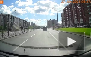 Автобус, повисший на столбе в Петербурге, сбил на остановке мужчину