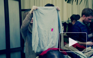 На Международной Рождественской благотворительной ярмарке можно было купить платки, которые носят жены президентов