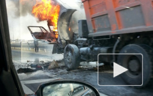 Горит КамАЗ напротив ТЦ Мега-Парнас в Петербурге