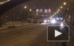 Маршрутный автобус в Петербурге потерял управление и врезался в разделительное заграждение