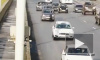 Видео: сломанный автомобиль на середине моста Александра Невского стал причиной ДТП