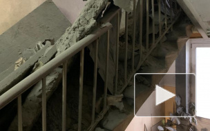 Появилось видео из подъезда жилого дома в Москве, где обрушилось перекрытие 