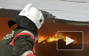 Более ста спасателей тушат пожар в ангаре на Белы Куна