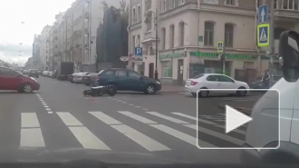 Видео: на Лиговском иномарка сбила байкера