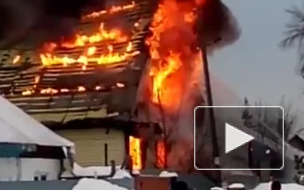 Видео: горит частный дом в Новосибирске