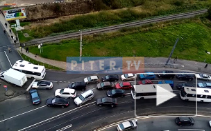 Видео: ДТП на въезде в Кудрово заблокировало движение на улице Дыбенко