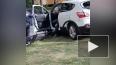 В Приморском районе водитель сбил забор во дворе
