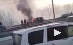 В Красноярске на Октябрьском мосту сгорела иномарка