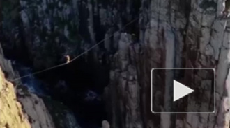 Захватывающее дух видео из Австралии: Немецкий экстремал прошелся между скал по канату