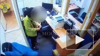 Мужчина с пистолетом напал на сотрудницу банка в Москве