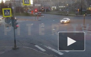 Два Hyundai не поделили дорогу на перекрестке Кантемировской улицы