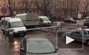 Неизвестные отобрали у мужчины в Петербурге 26 тыс долларов и 30 тыс евро