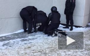 "Не могу дышать, парни" - видео жесткого задержания в Челябинске  